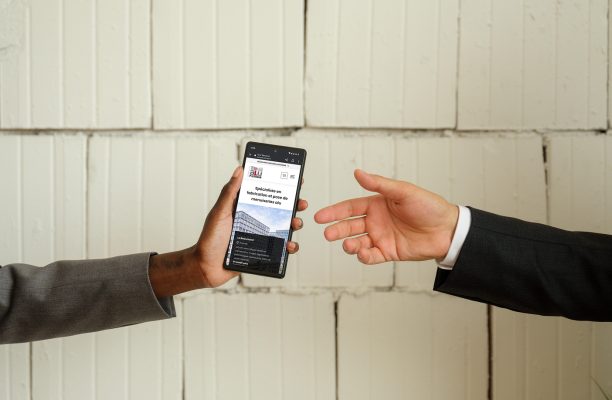 Free Google Pixel 6 Mockup In Entrepreneur’s Hand (mockuuups Studio)